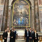 DELEGAÇÃO DE ALFÂNDEGA DA FÉ PRESENTE NA AUDIÊNCIA PAPAL Foi com enorme alegria e emoção que a Irmandade da Santa Casa da Misericórdia de Alfândega da Fé participou na Audiência Papal do dia 09 de outubro de 2024, no âmbito dos 80 anos da consagração do concelho de Alfândega da Fé ao Imaculado Coração de Maria. Uma honra integrar esta delegação que permitiu ao senhor Provedor, com muita emoção, pedir a bênção de Sua Santidade, o Papa Francisco, para a Irmandade da Santa Casa da Misericórdia de Alfândega da Fé. DELEGAÇÃO DE ALFÂNDEGA DA FÉ PRESENTE NA AUDIÊNCIA PAPAL Foi com enorme alegria e emoção que a Irmandade da Santa Casa da Misericórdia de Alfândega da Fé participou na Audiência Papal do dia 09 de outubro de 2024, no âmbito dos 80 anos da consagração do concelho de Alfândega da Fé ao Imaculado Coração de Maria. Uma honra integrar esta delegação que permitiu ao senhor Provedor, com muita emoção, pedir a bênção de Sua Santidade, o Papa Francisco, para a Irmandade da Santa Casa da Misericórdia de Alfândega da