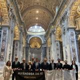DELEGAÇÃO DE ALFÂNDEGA DA FÉ PRESENTE NA AUDIÊNCIA PAPAL Foi com enorme alegria e emoção que a Irmandade da Santa Casa da Misericórdia de Alfândega da Fé participou na Audiência Papal do dia 09 de outubro de 2024, no âmbito dos 80 anos da consagração do concelho de Alfândega da Fé ao Imaculado Coração de Maria. Uma honra integrar esta delegação que permitiu ao senhor Provedor, com muita emoção, pedir a bênção de Sua Santidade, o Papa Francisco, para a Irmandade da Santa Casa da Misericórdia de Alfândega da Fé. DELEGAÇÃO DE ALFÂNDEGA DA FÉ PRESENTE NA AUDIÊNCIA PAPAL Foi com enorme alegria e emoção que a Irmandade da Santa Casa da Misericórdia de Alfândega da Fé participou na Audiência Papal do dia 09 de outubro de 2024, no âmbito dos 80 anos da consagração do concelho de Alfândega da Fé ao Imaculado Coração de Maria. Uma honra integrar esta delegação que permitiu ao senhor Provedor, com muita emoção, pedir a bênção de Sua Santidade, o Papa Francisco, para a Irmandade da Santa Casa da Misericórdia de Alfândega da